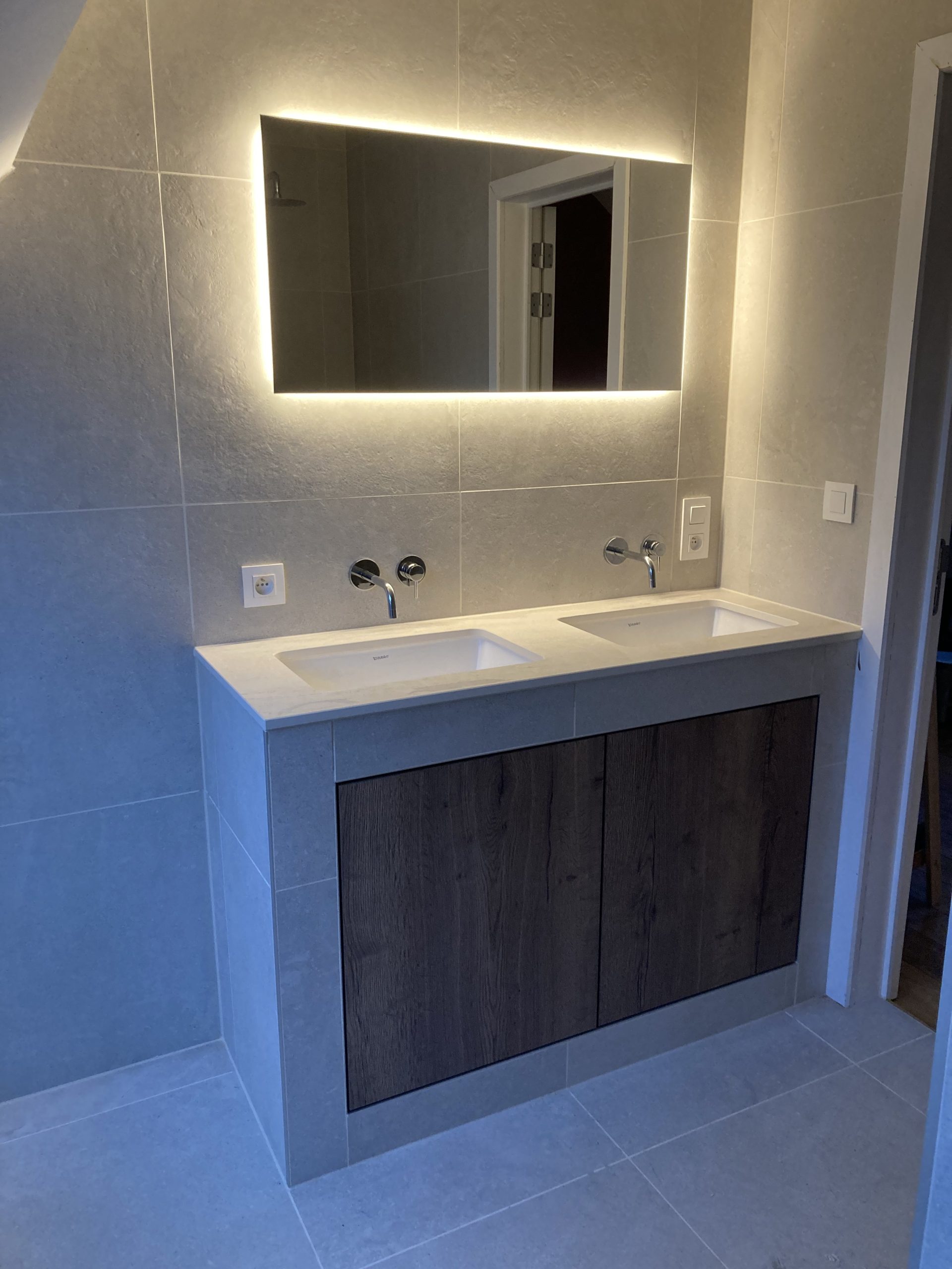 Maatwerk badkamer – LED strip spiegel Maatwerk badkamer - LED strip spiegel